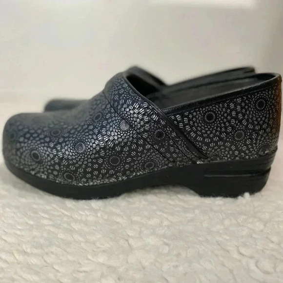 Dansko XP Pro Medallion Embossed Leather Black Silver Slip Resistant Clogs Sz 38 - Picture 1 of 11